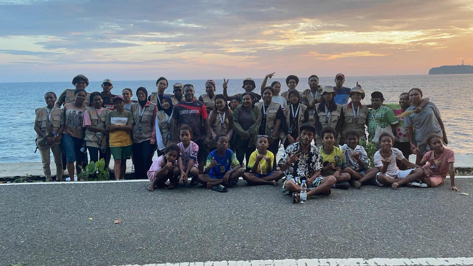 Foto Bersama Dalam Rangka Jalan Santai di Kampung Turu