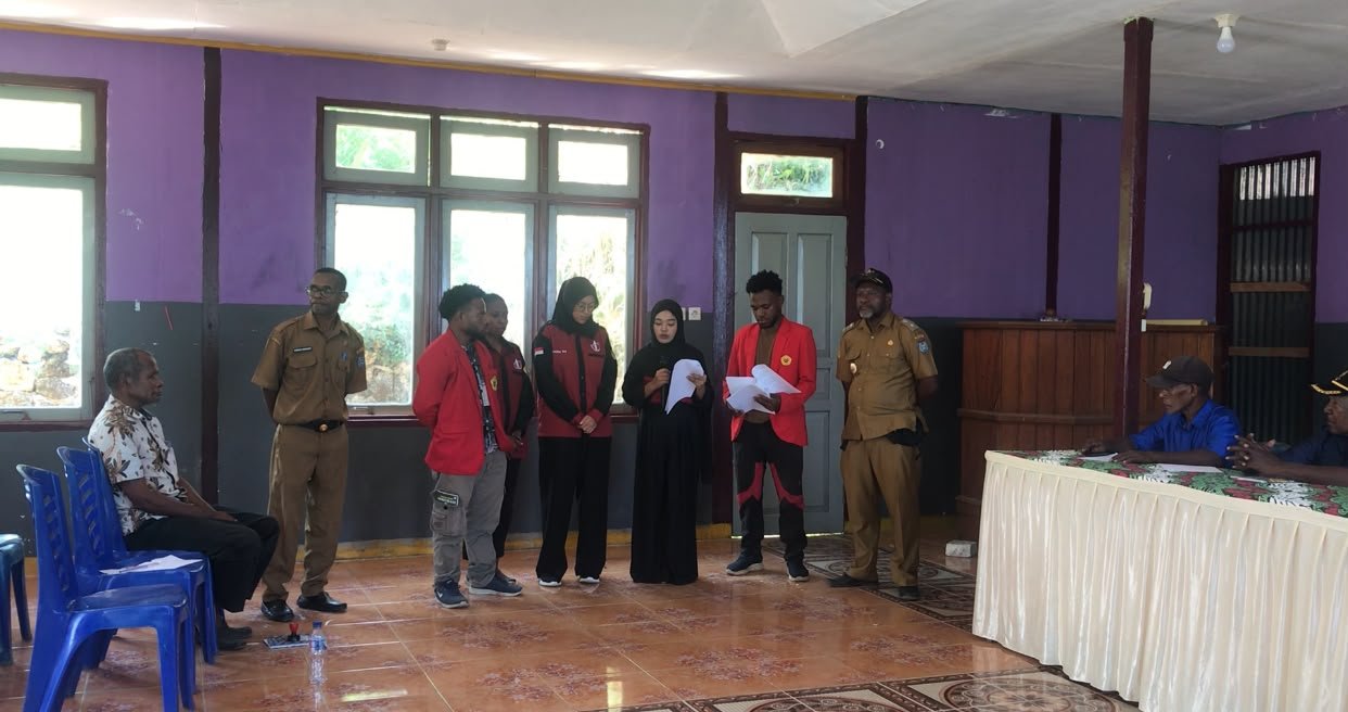 Mahasiswa Hukum membacakan Peraturan Kampung